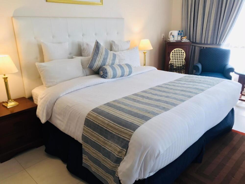 Beach Luxury Hotel การาจี ภายนอก รูปภาพ