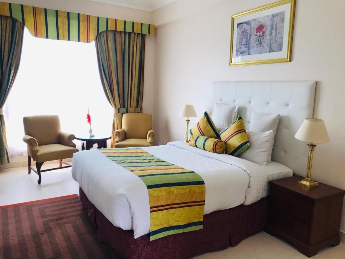 Beach Luxury Hotel การาจี ภายนอก รูปภาพ