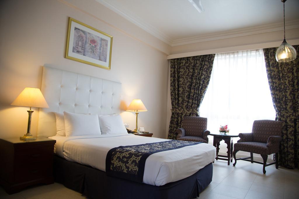 Beach Luxury Hotel การาจี ภายนอก รูปภาพ